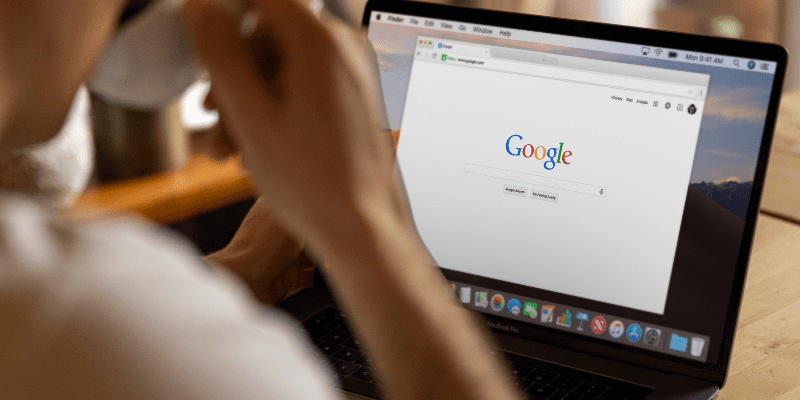 osoba pretrazuje na googlu web sajt