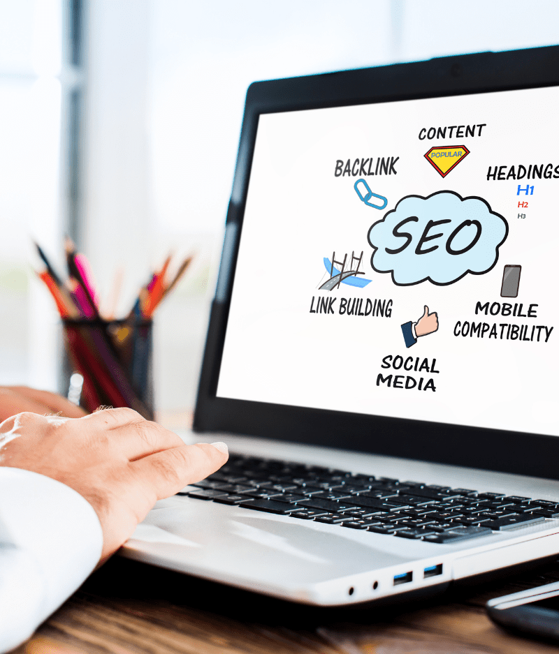 Osoba koristi laptop dok analizira SEO dijagram – vizuelni prikaz ključnih elemenata optimizacije sajta.